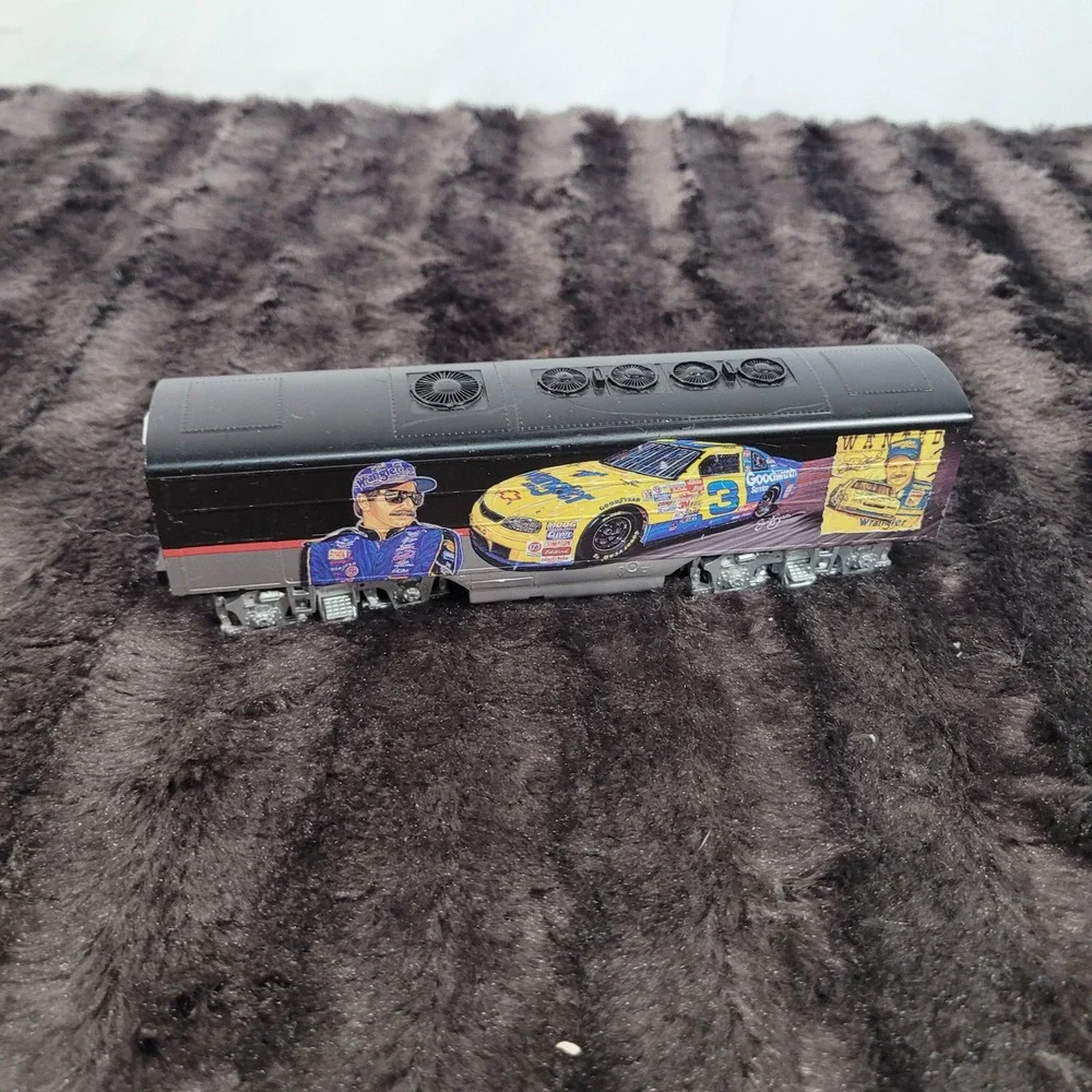 Bachmann Hawthorne Village Dale Earnhardt NASCAR HO Scale Train Engine and Car